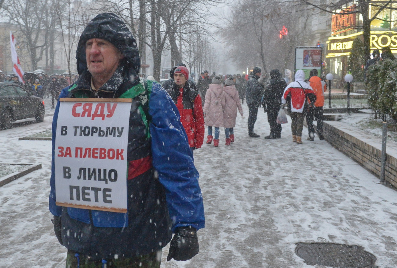 Сторонники Саакашвили разбили витрину Roshen возле изолятора СБУ