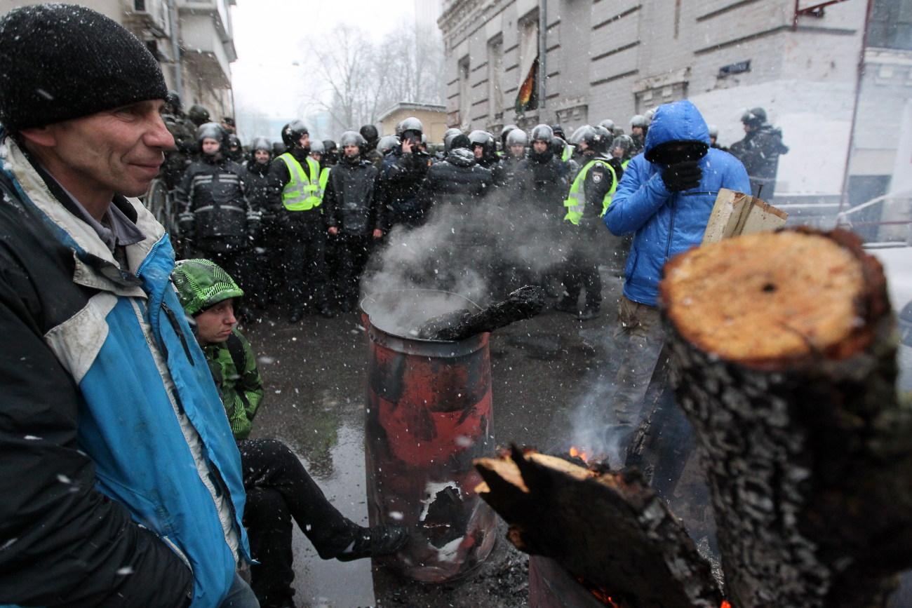 Сторонники Саакашвили разбили витрину Roshen возле изолятора СБУ