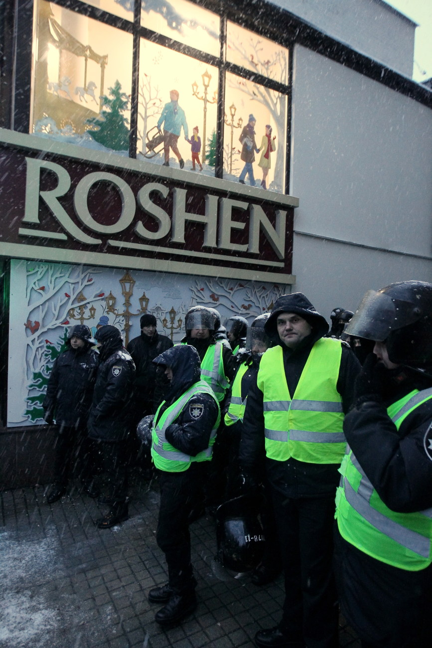 Сторонники Саакашвили разбили витрину Roshen возле изолятора СБУ