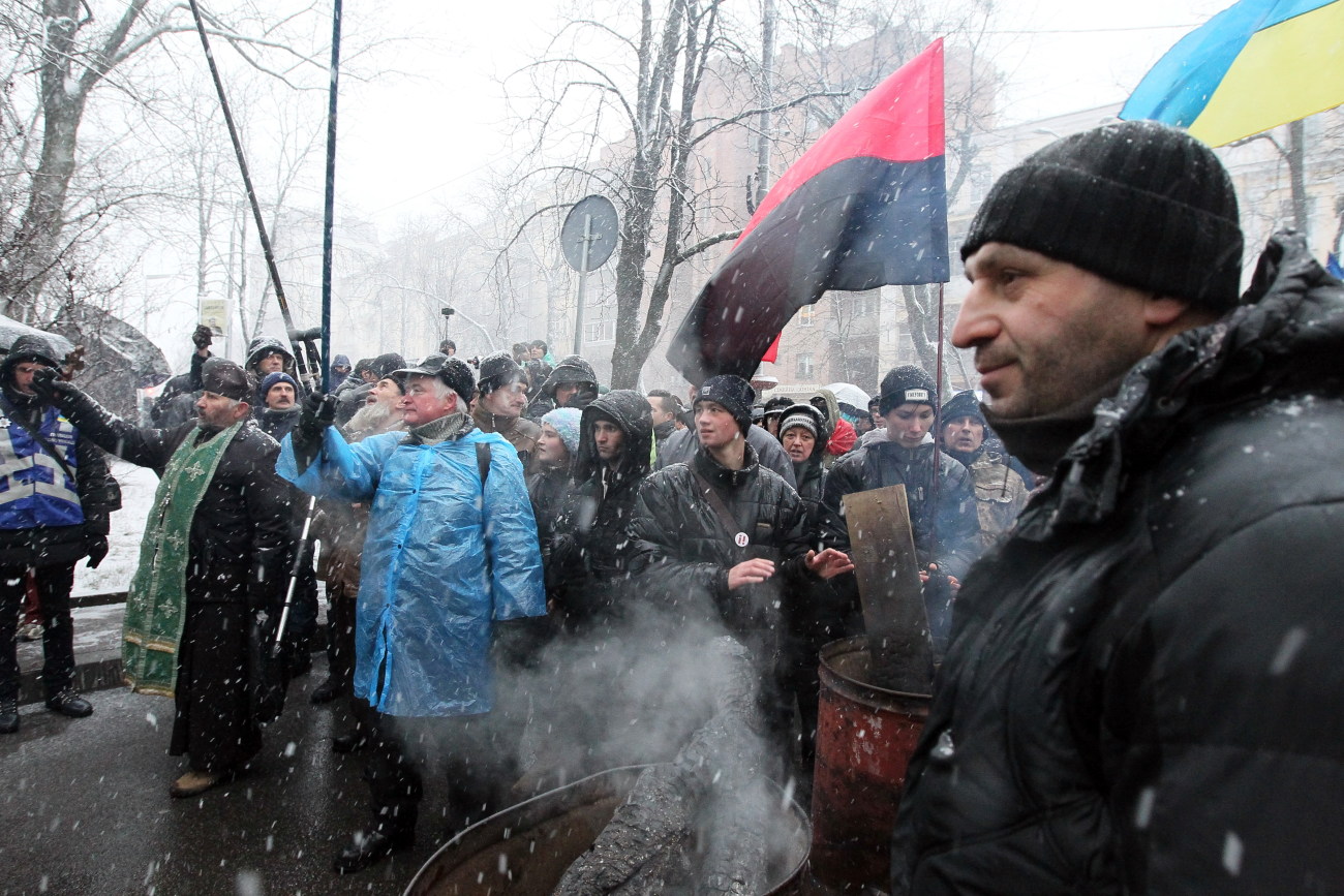 Сторонники Саакашвили разбили витрину Roshen возле изолятора СБУ