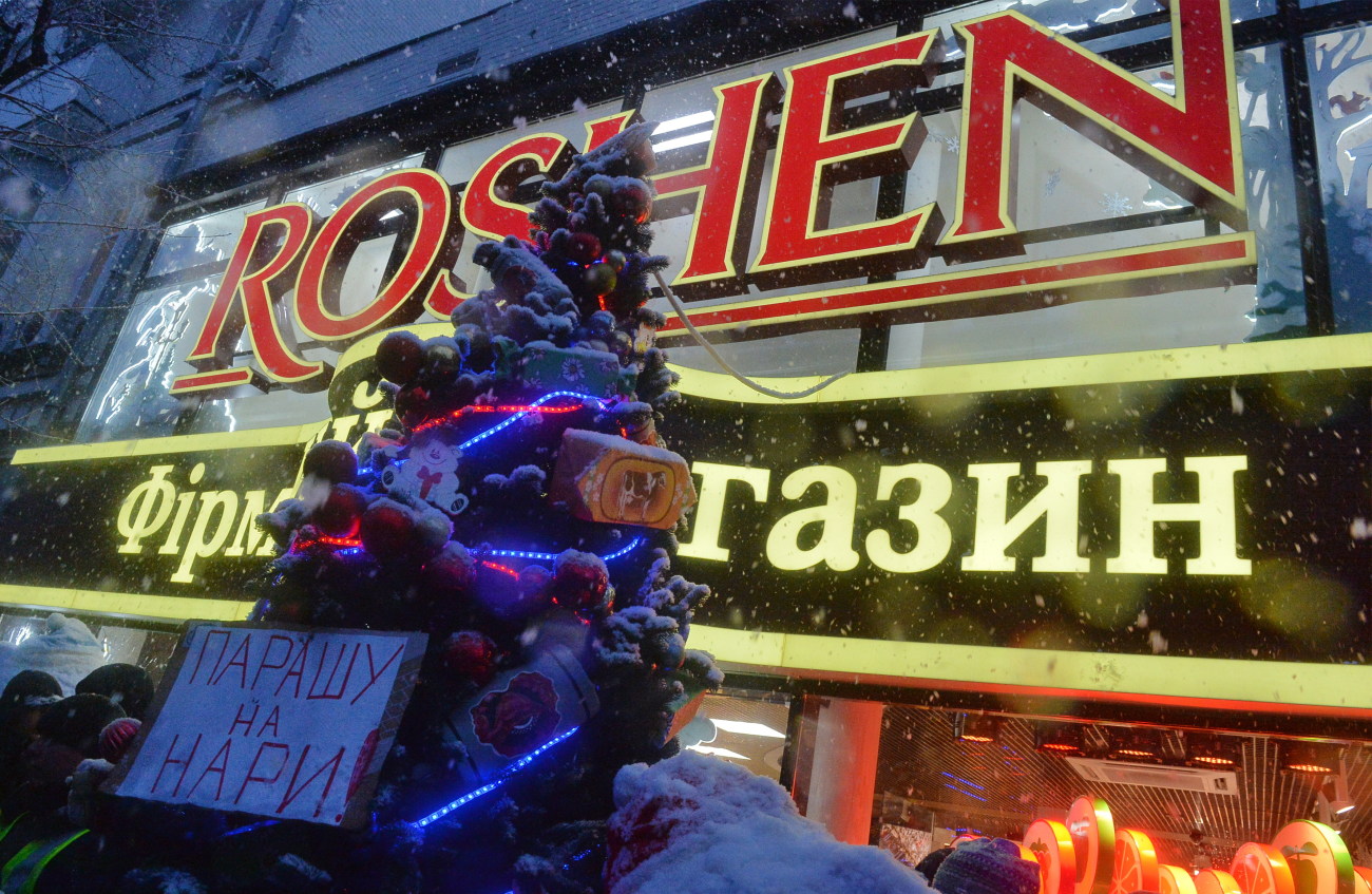 Сторонники Саакашвили разбили витрину Roshen возле изолятора СБУ