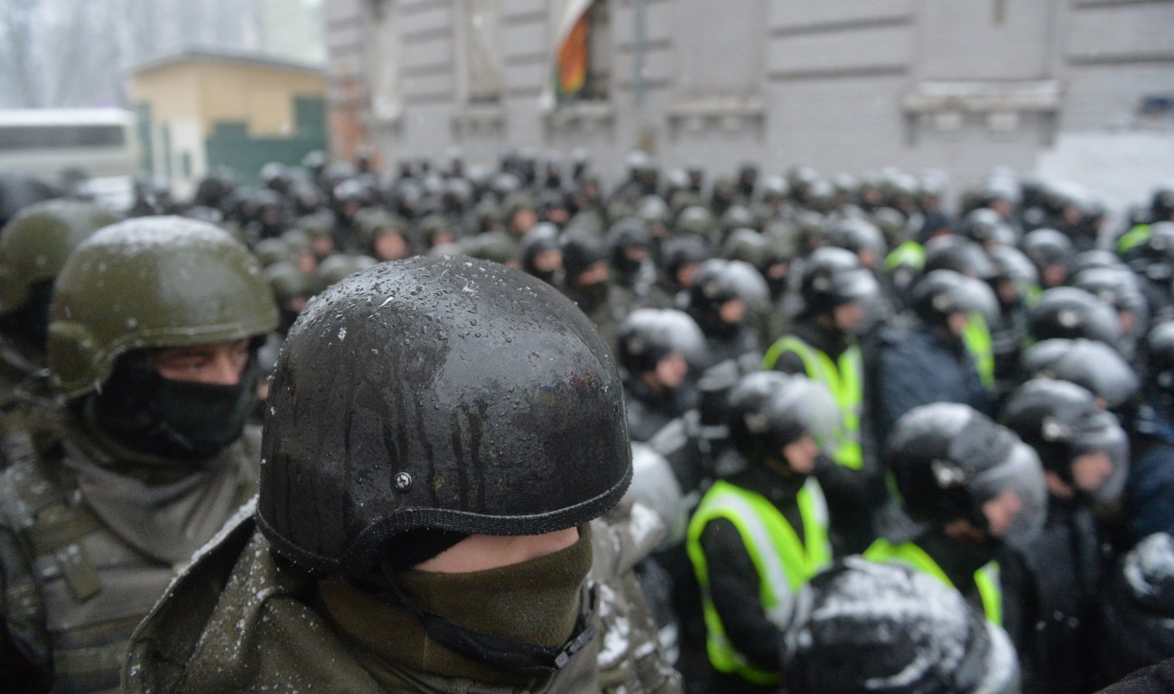 Сторонники Саакашвили разбили витрину Roshen возле изолятора СБУ