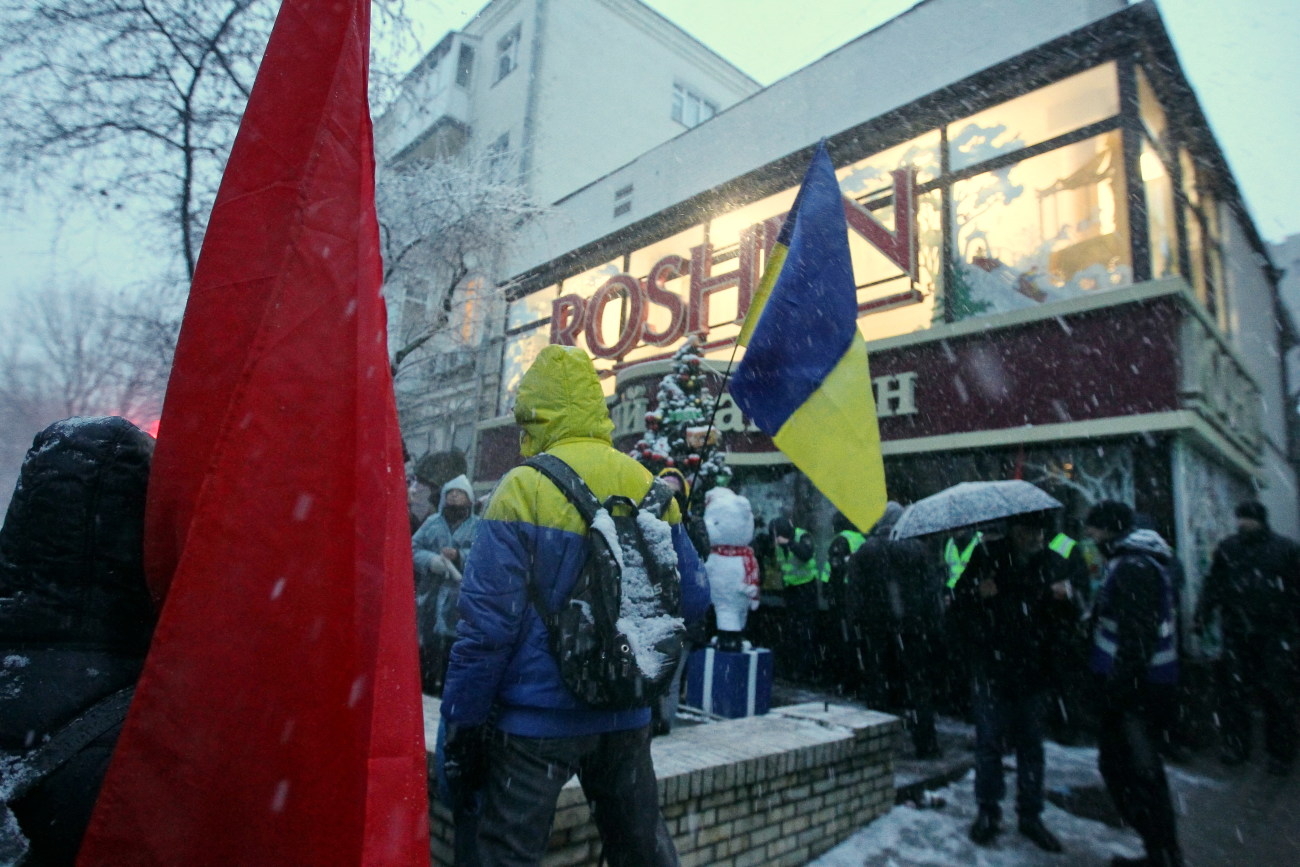 Сторонники Саакашвили разбили витрину Roshen возле изолятора СБУ