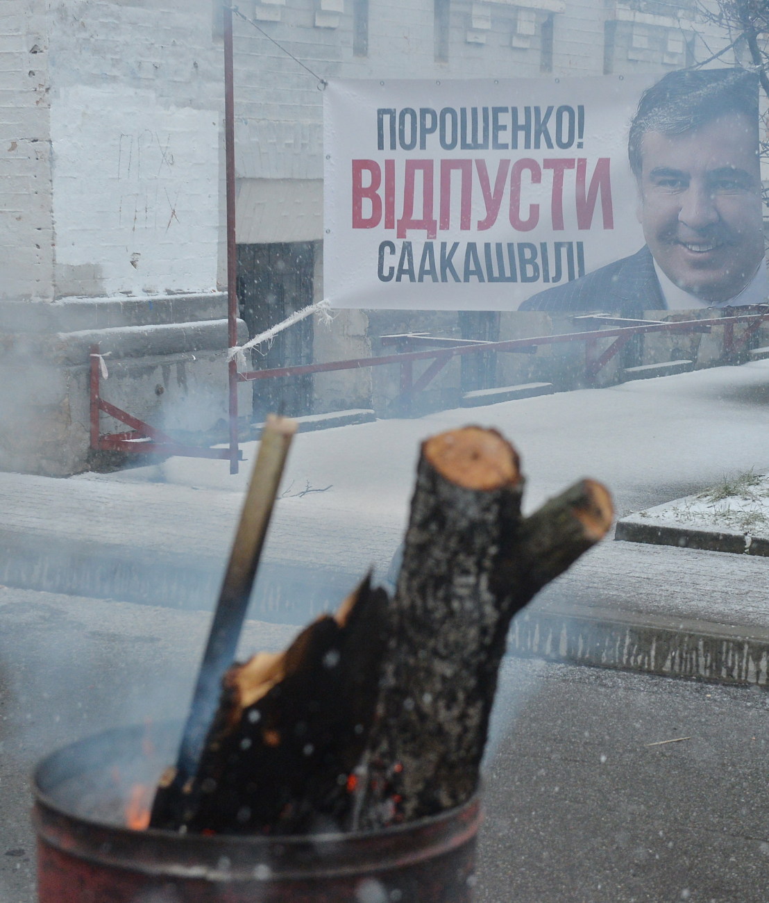 Сторонники Саакашвили разбили витрину Roshen возле изолятора СБУ