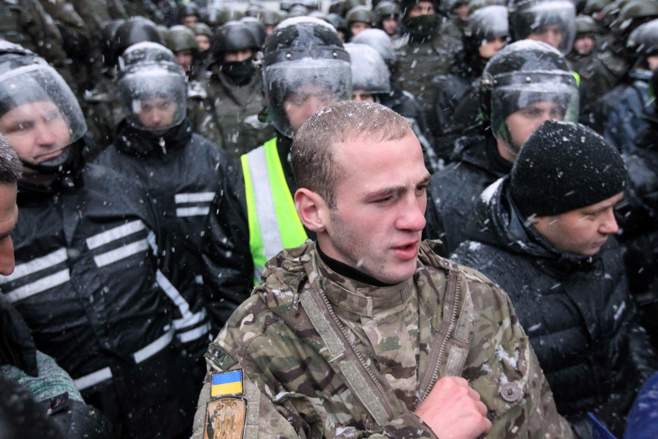 Сторонники Саакашвили разбили витрину Roshen возле изолятора СБУ