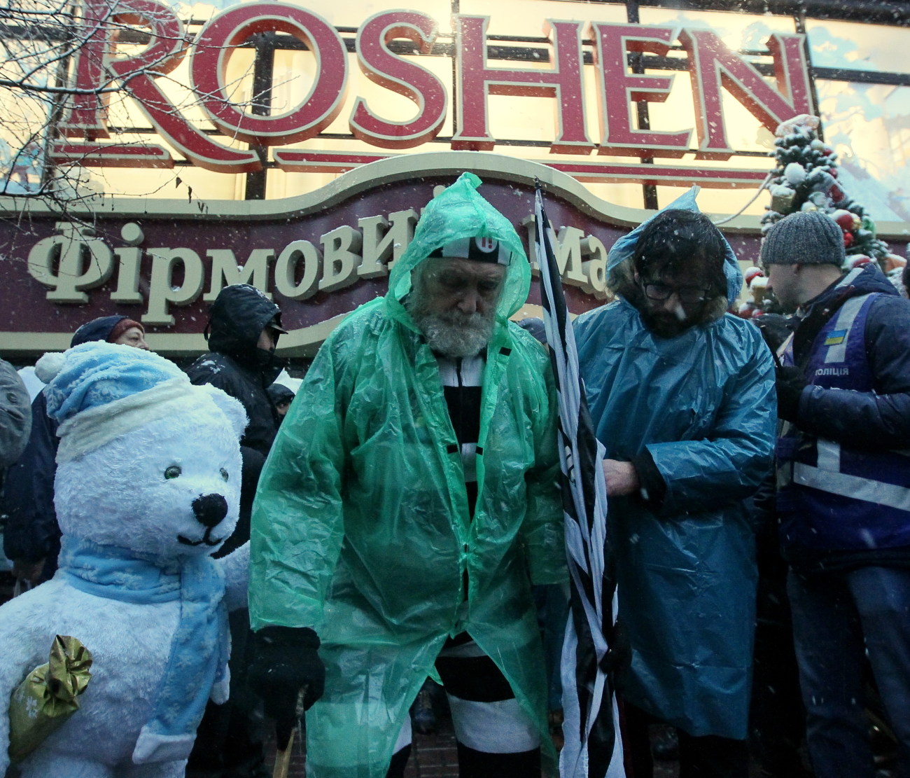 Сторонники Саакашвили разбили витрину Roshen возле изолятора СБУ