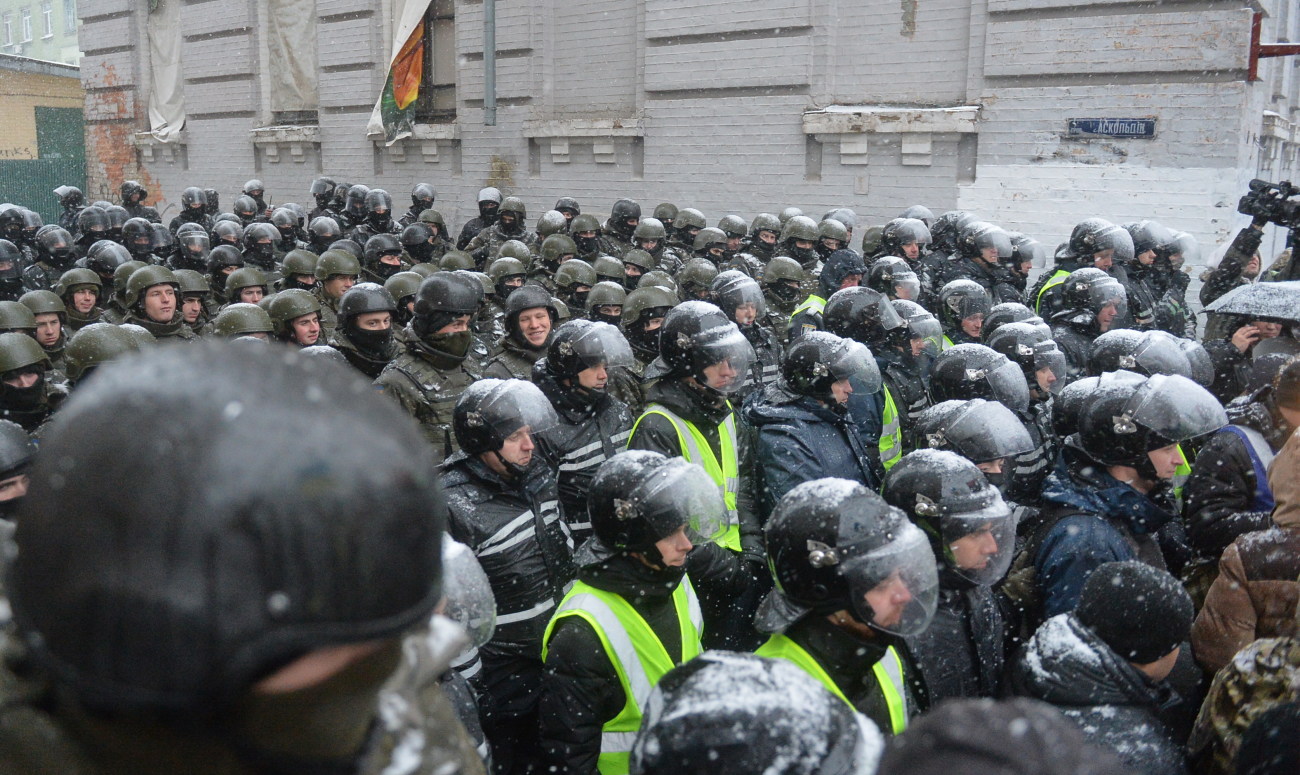 Сторонники Саакашвили разбили витрину Roshen возле изолятора СБУ