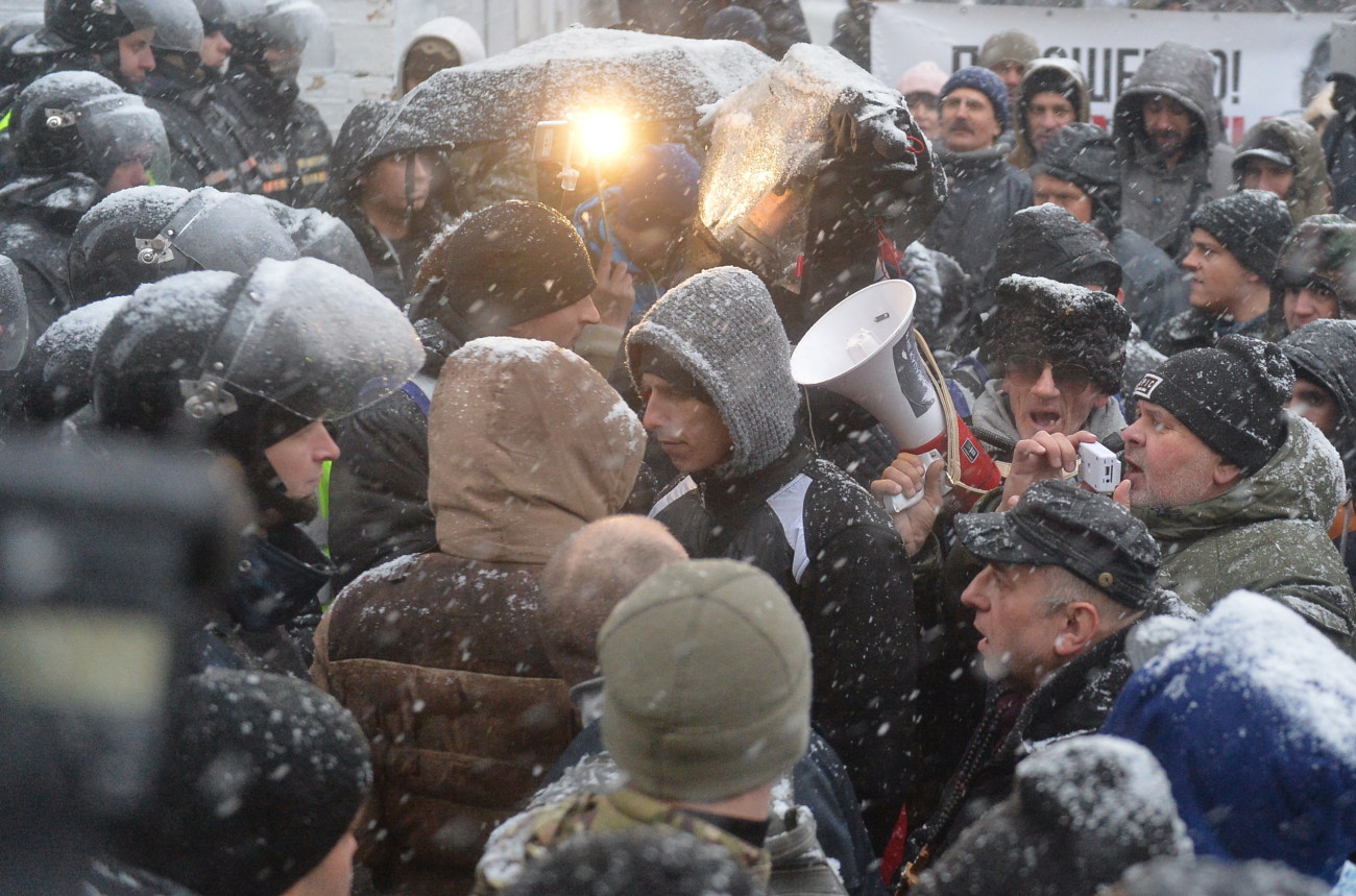 Сторонники Саакашвили разбили витрину Roshen возле изолятора СБУ