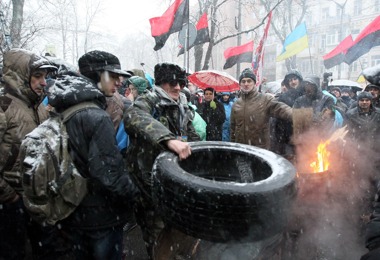 Сторонники Саакашвили разбили витрину Roshen возле изолятора СБУ