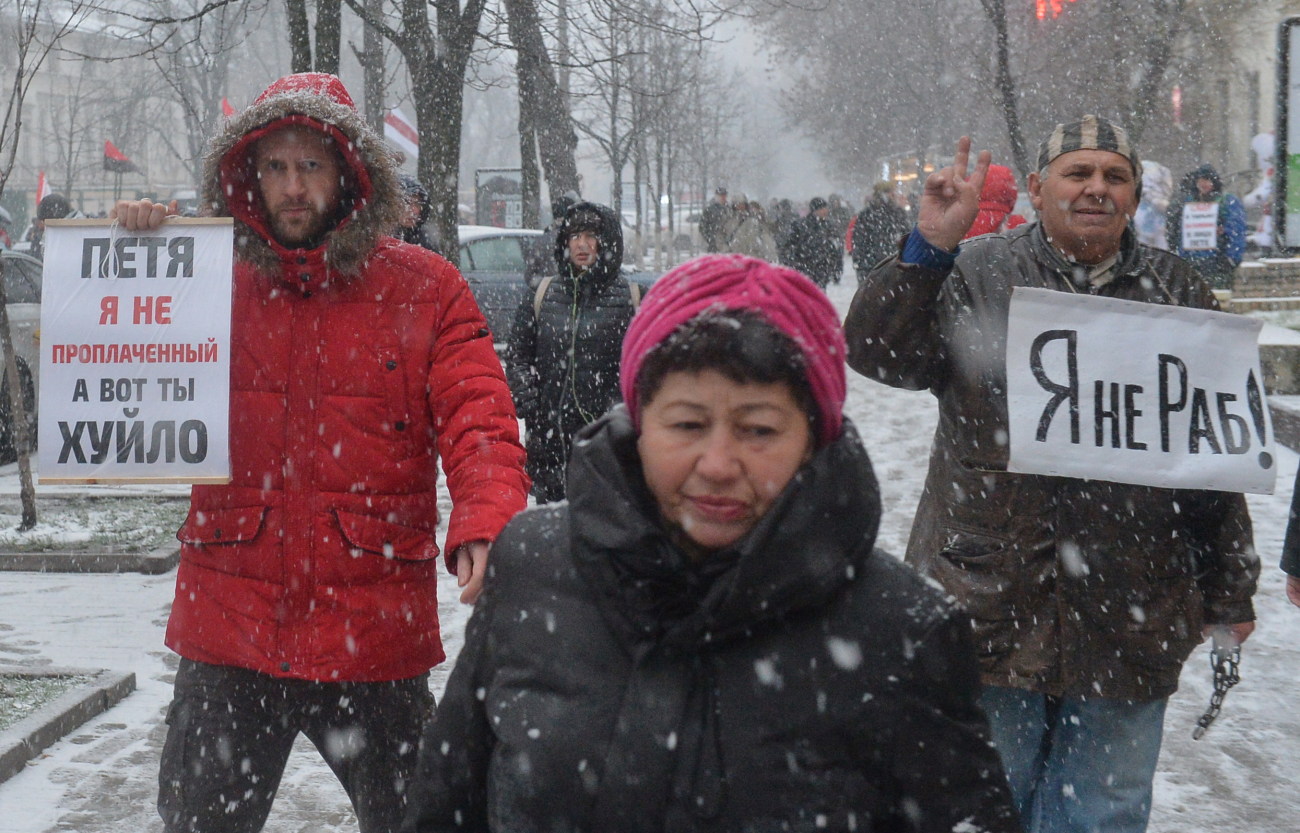 Сторонники Саакашвили разбили витрину Roshen возле изолятора СБУ