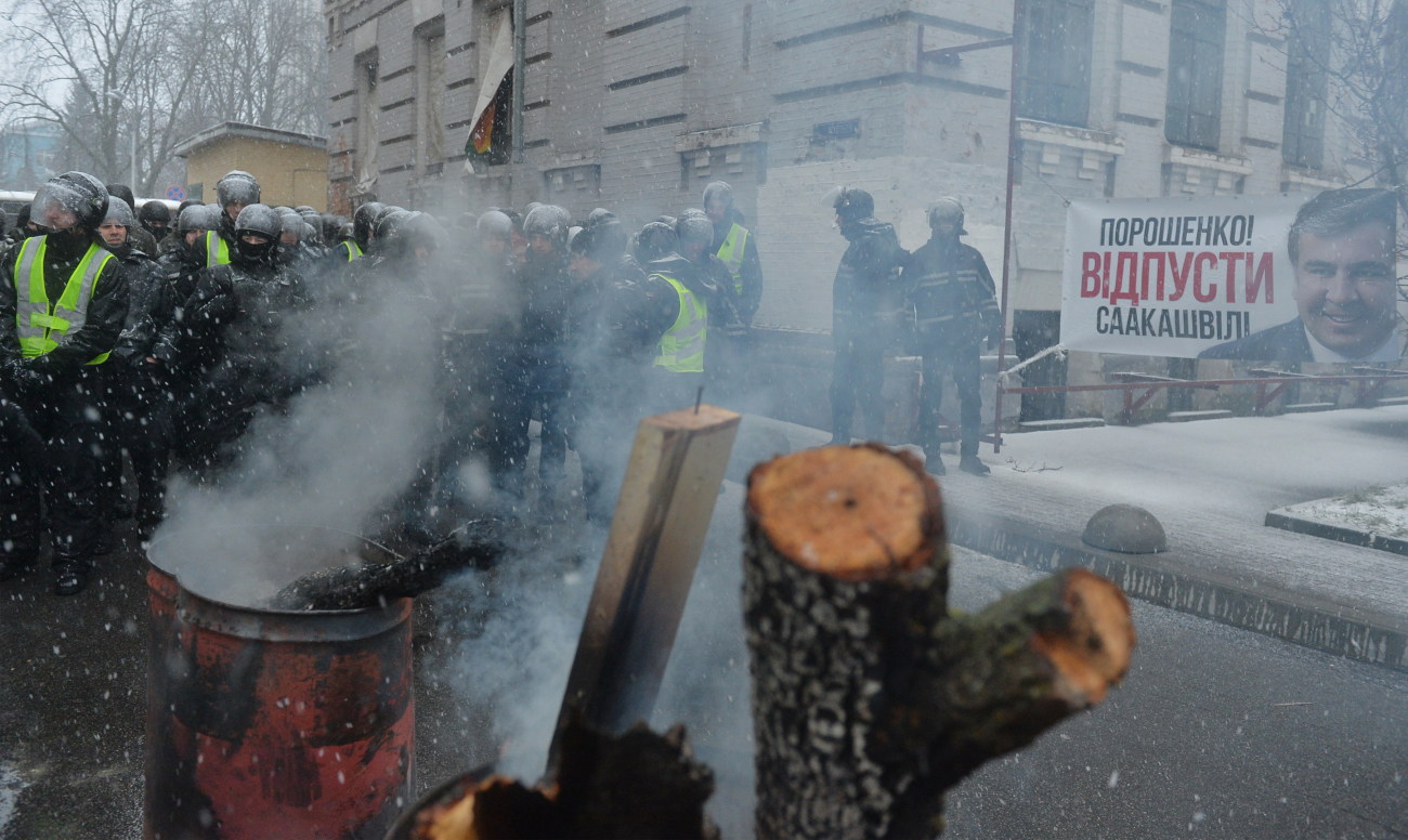 Сторонники Саакашвили разбили витрину Roshen возле изолятора СБУ
