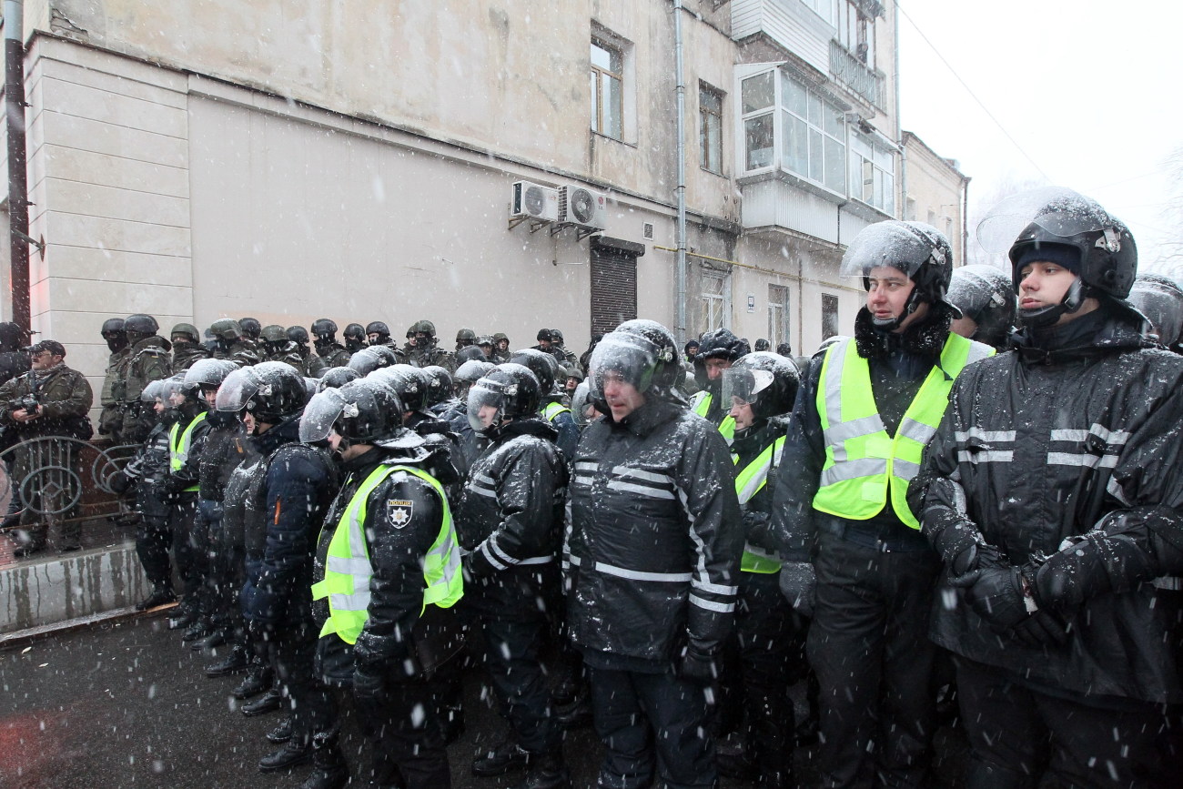 Сторонники Саакашвили разбили витрину Roshen возле изолятора СБУ