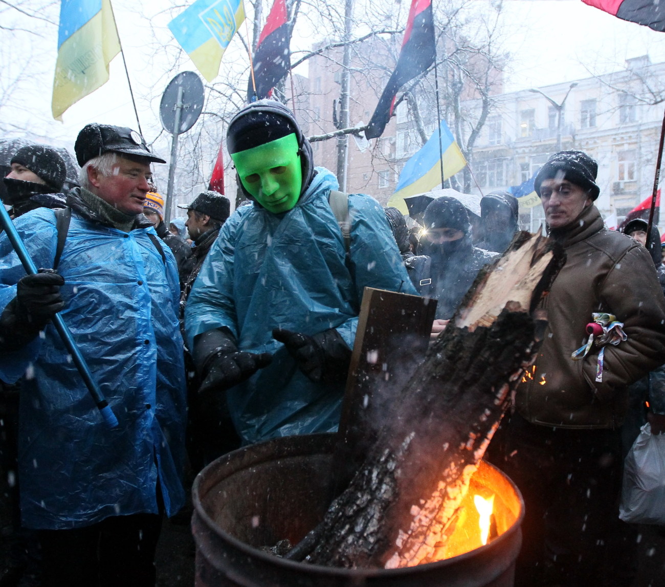Сторонники Саакашвили разбили витрину Roshen возле изолятора СБУ