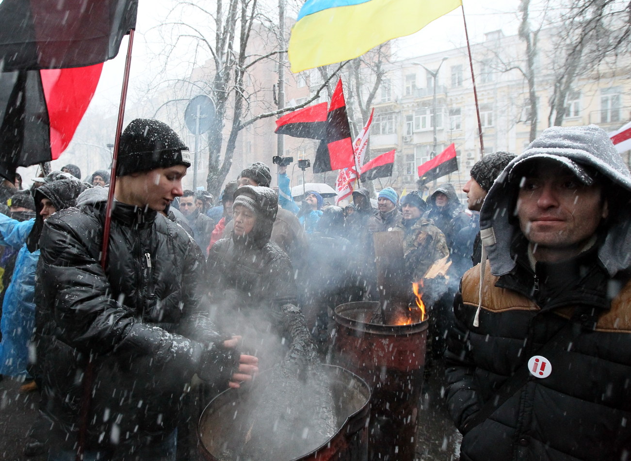 Сторонники Саакашвили разбили витрину Roshen возле изолятора СБУ