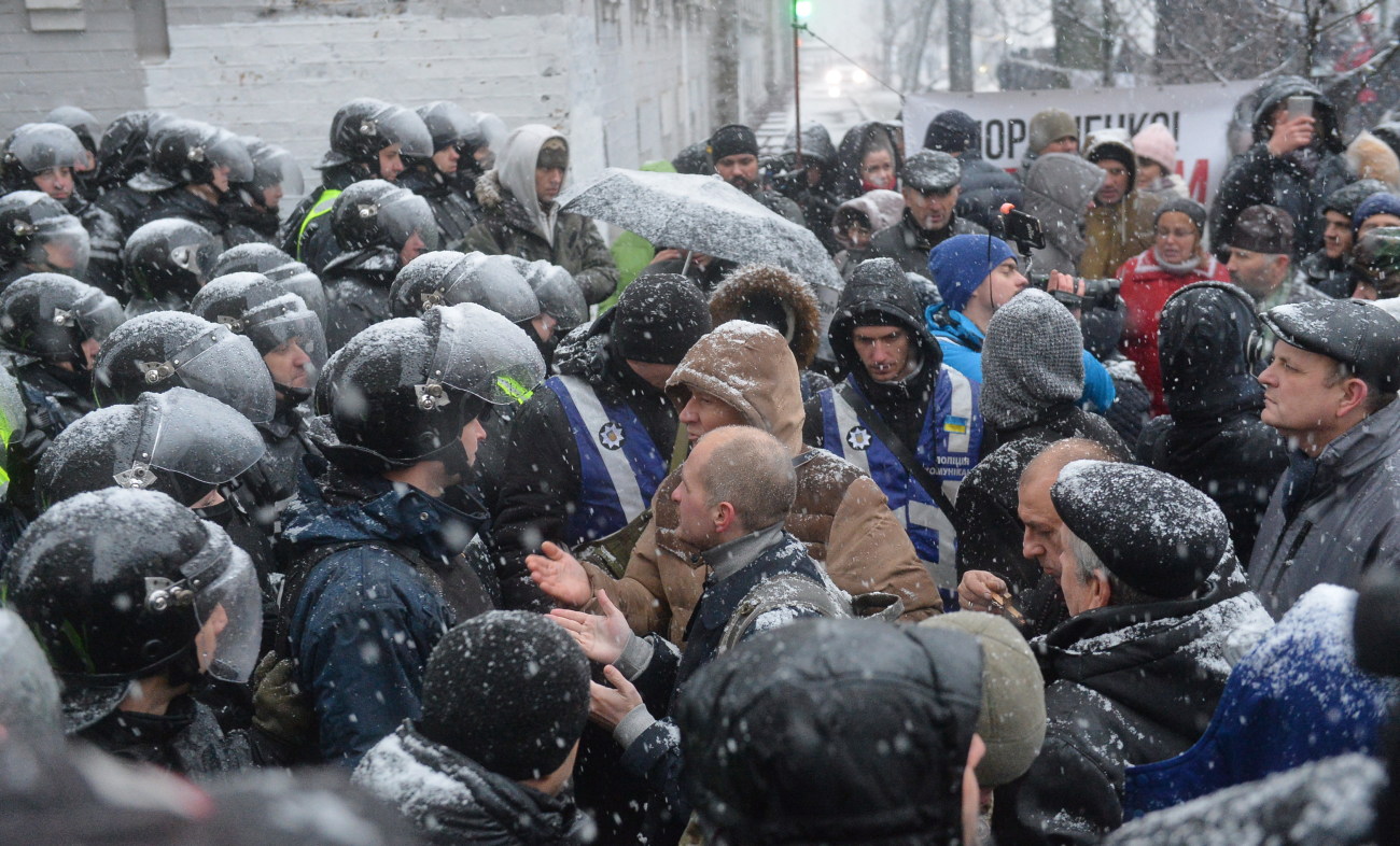 Сторонники Саакашвили разбили витрину Roshen возле изолятора СБУ