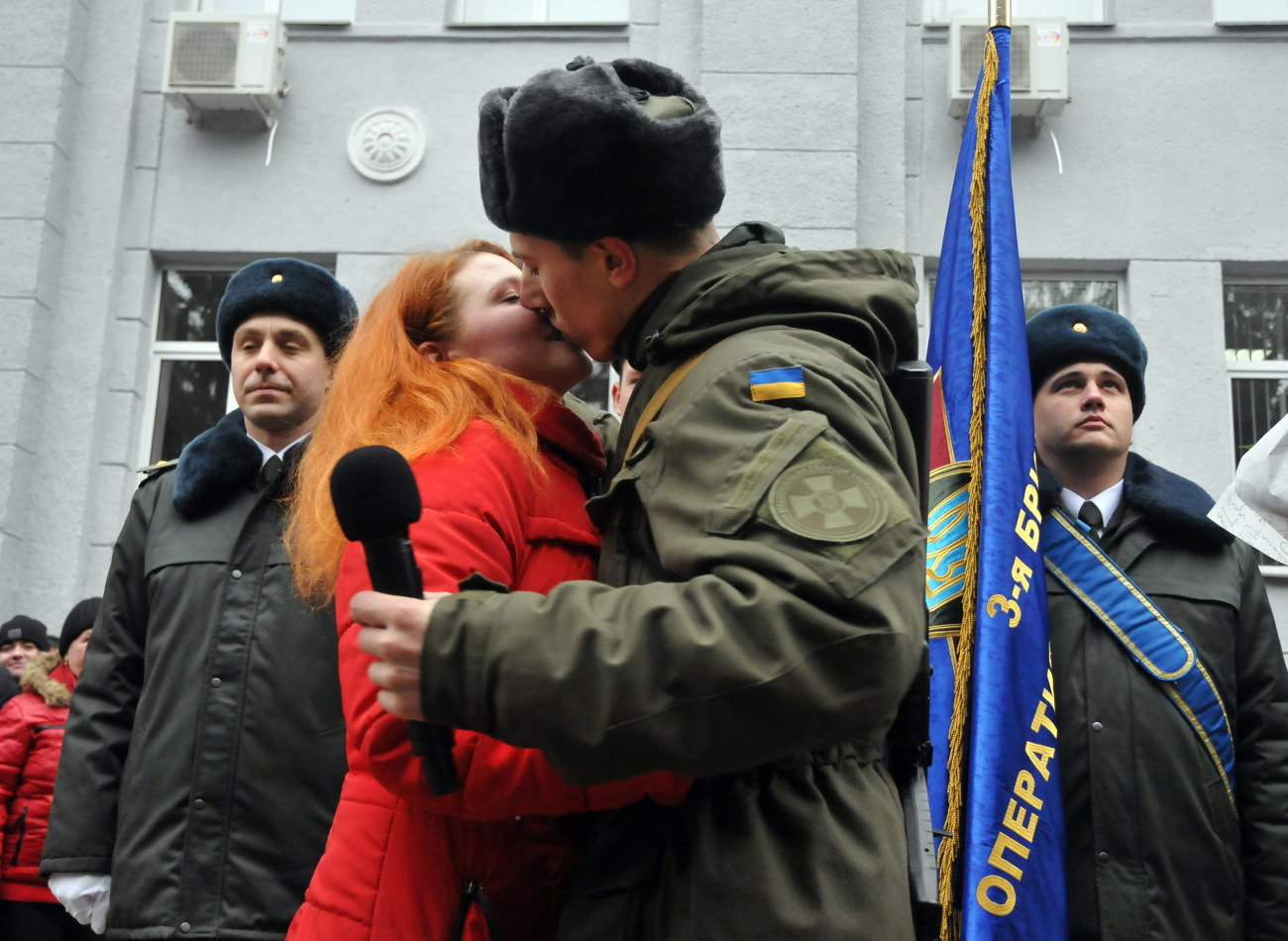 Во время военной присяги солдат объяснился в любви девушке