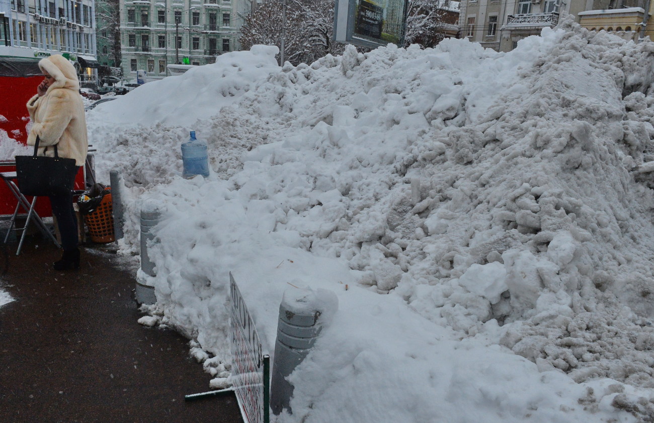 Киев начали разгребать от снега