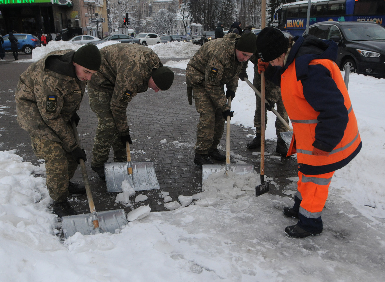 Киев начали разгребать от снега