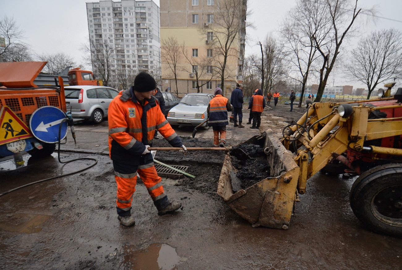 Несмотря на холодное время, в Киеве продолжаются ремонтные работы
