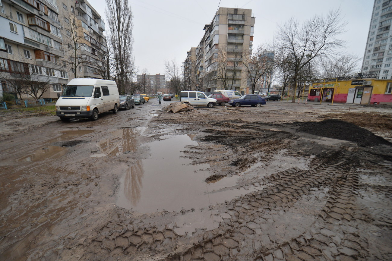 Несмотря на холодное время, в Киеве продолжаются ремонтные работы