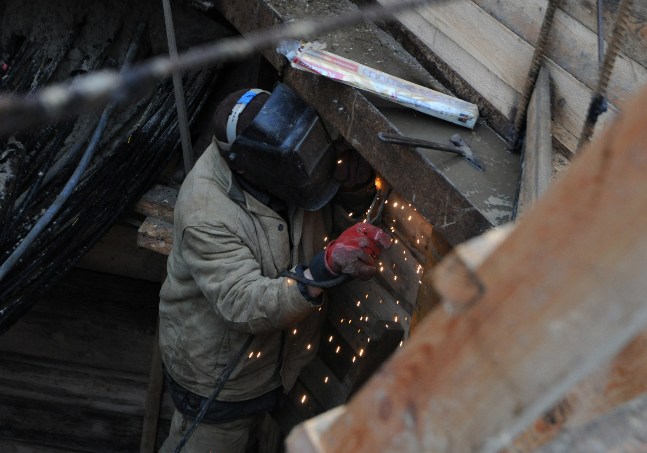 Петр Пантелеев проинспекировал противоаварийные работы на колекторе в Дарницком районе