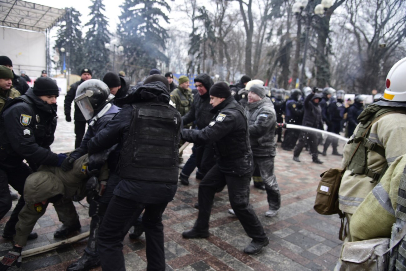Под Радой произошли столкновения между митингующими и силовиками