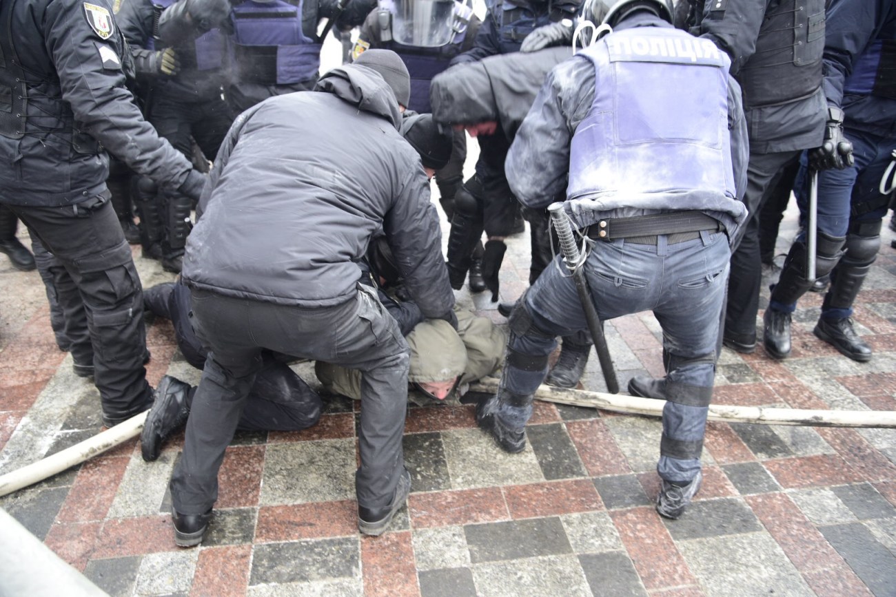 Под Радой произошли столкновения между митингующими и силовиками