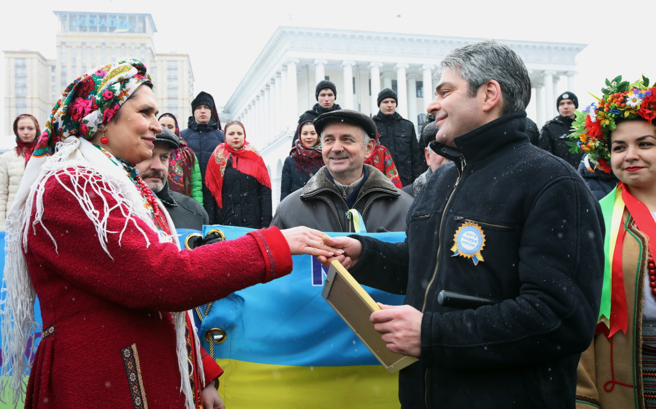 На Майдане Незалежности развернули самый большой флаг Украины