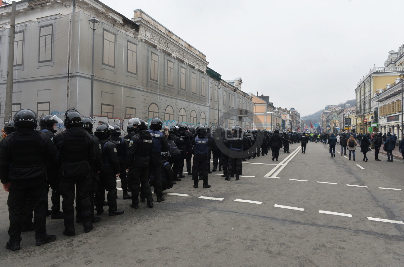 В Киеве 300 радикалов забросали камнями офис Российского центра и напали на «Сбербанк России»