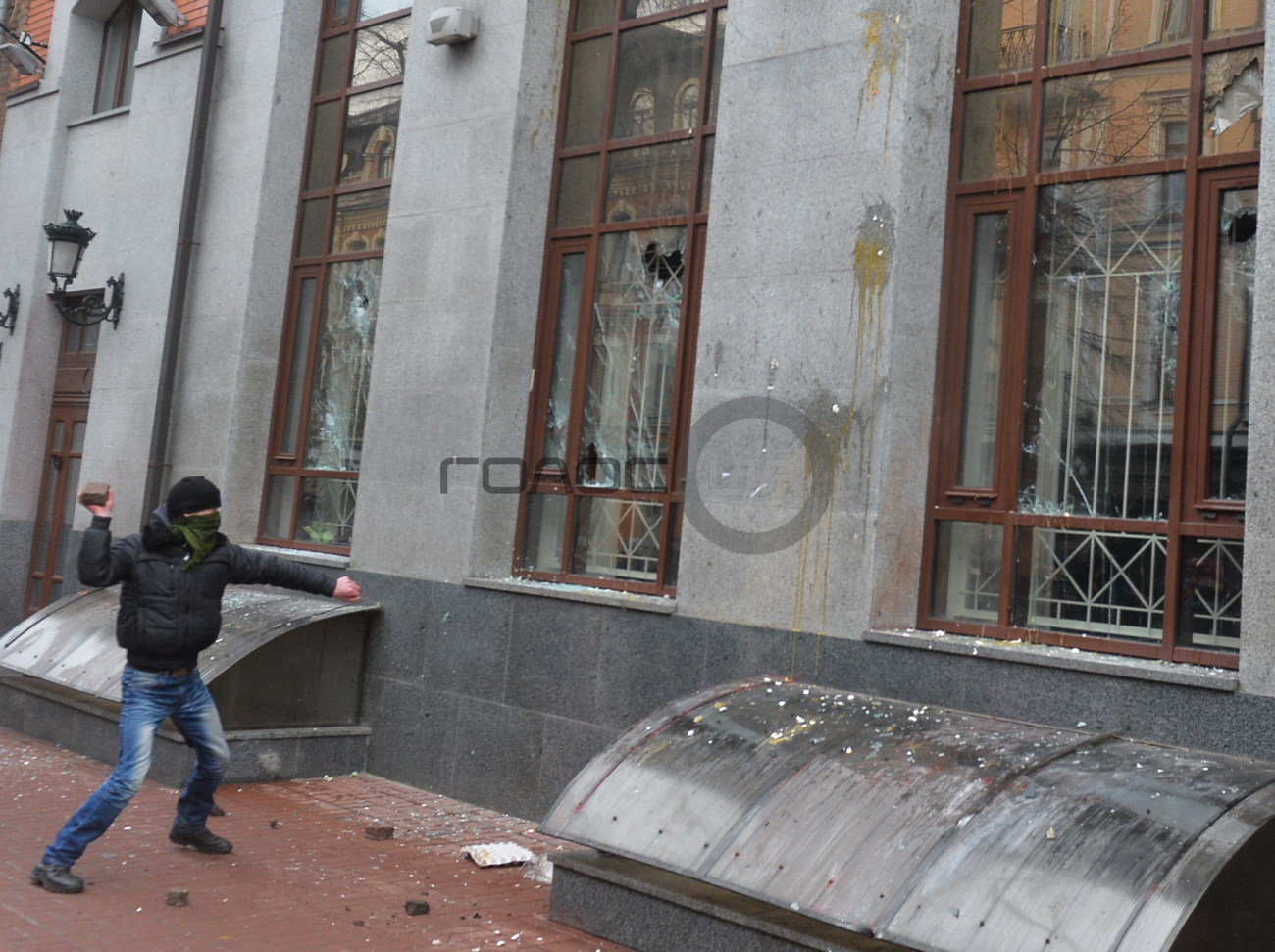 В Киеве 300 радикалов забросали камнями офис Российского центра и напали на «Сбербанк России»
