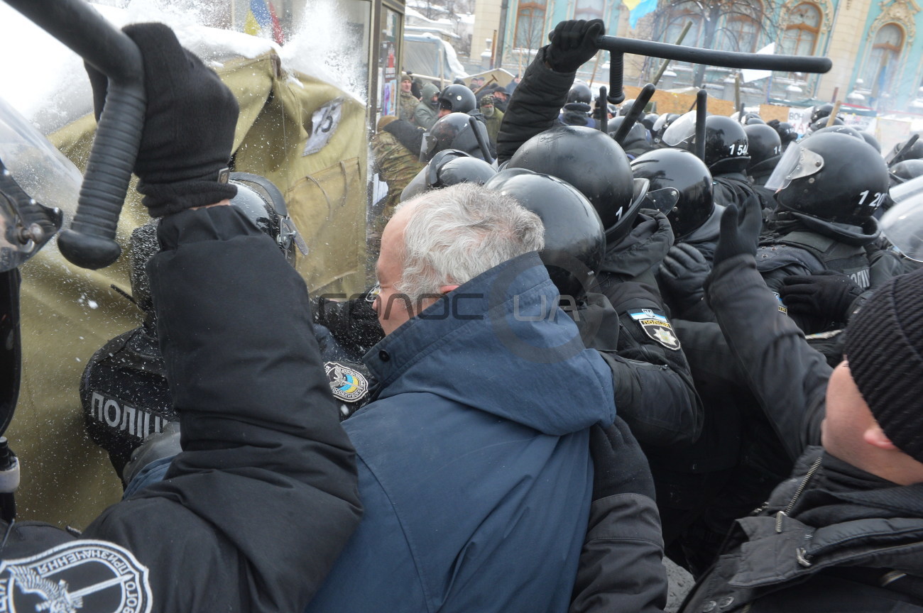 Под Верховной Радой произошла драка: много пострадавших, задержаны 9 протестующих