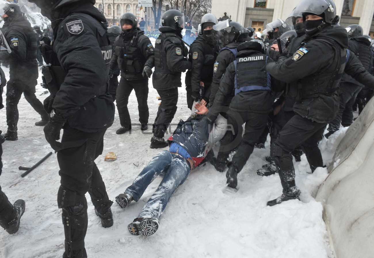 Под Верховной Радой произошла драка: много пострадавших, задержаны 9 протестующих