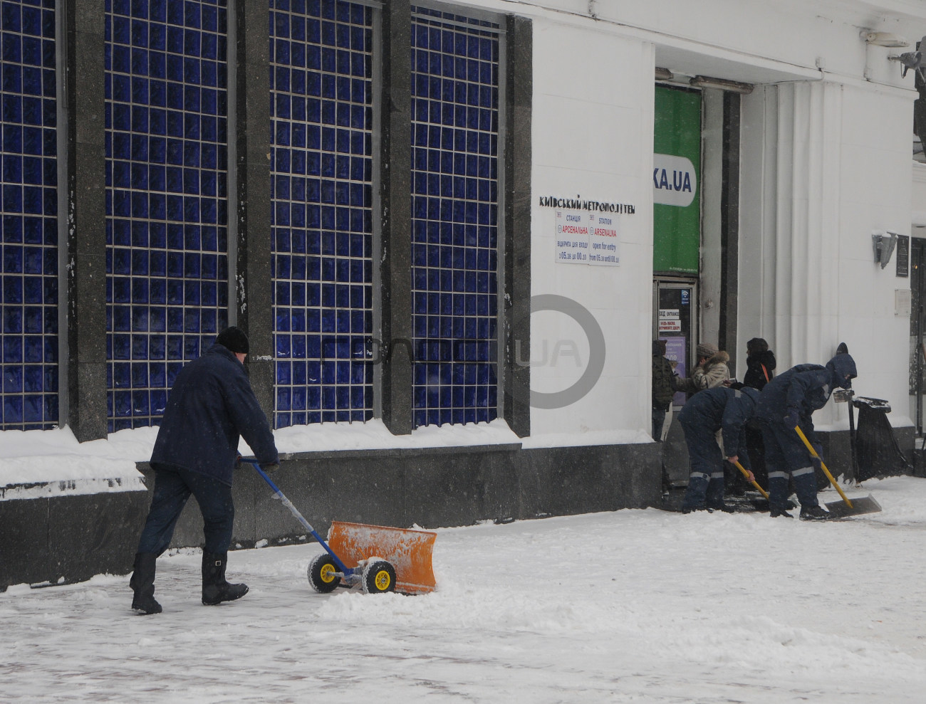 В первый день весны Украину засыпало снегом