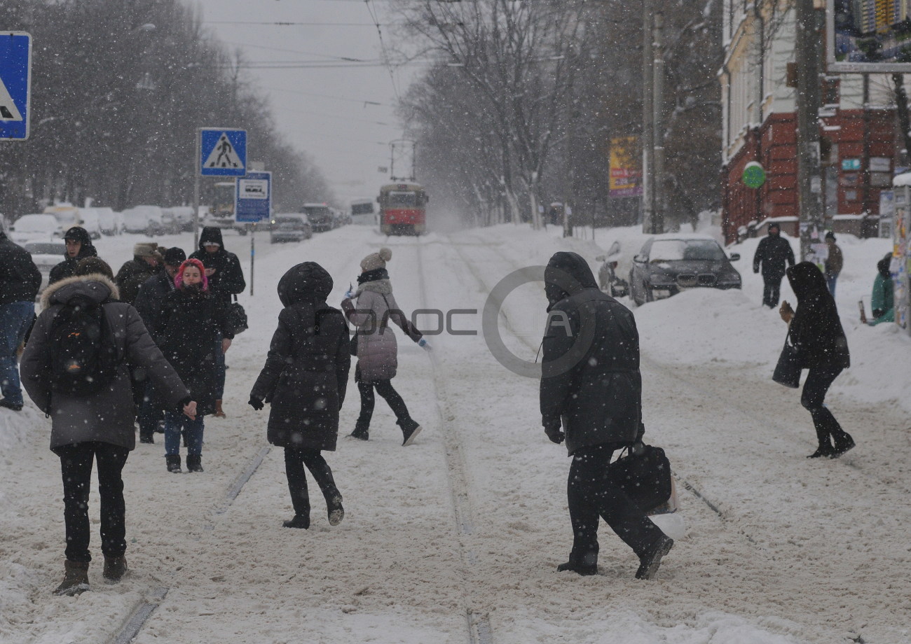 В первый день весны Украину засыпало снегом