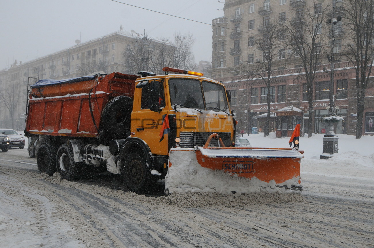 В первый день весны Украину засыпало снегом