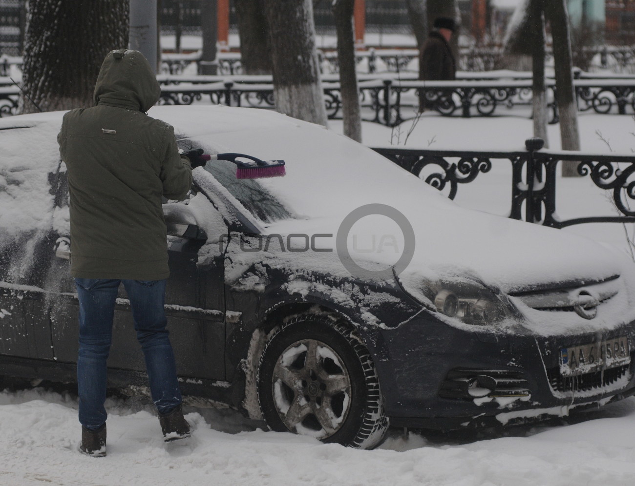 В первый день весны Украину засыпало снегом