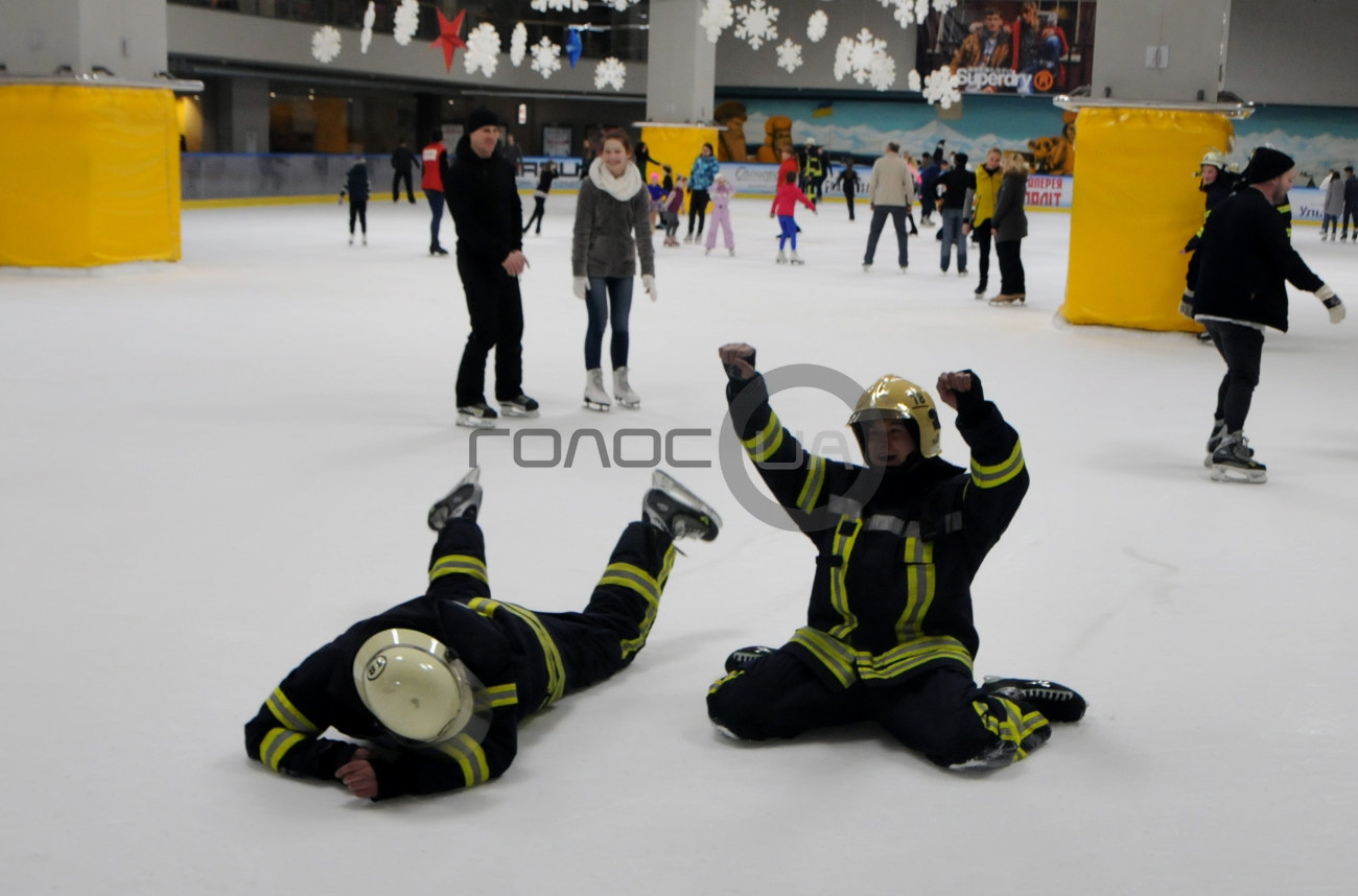 Спасатели на коньках разъясняли жителям Киева как правильно вести себя на льду