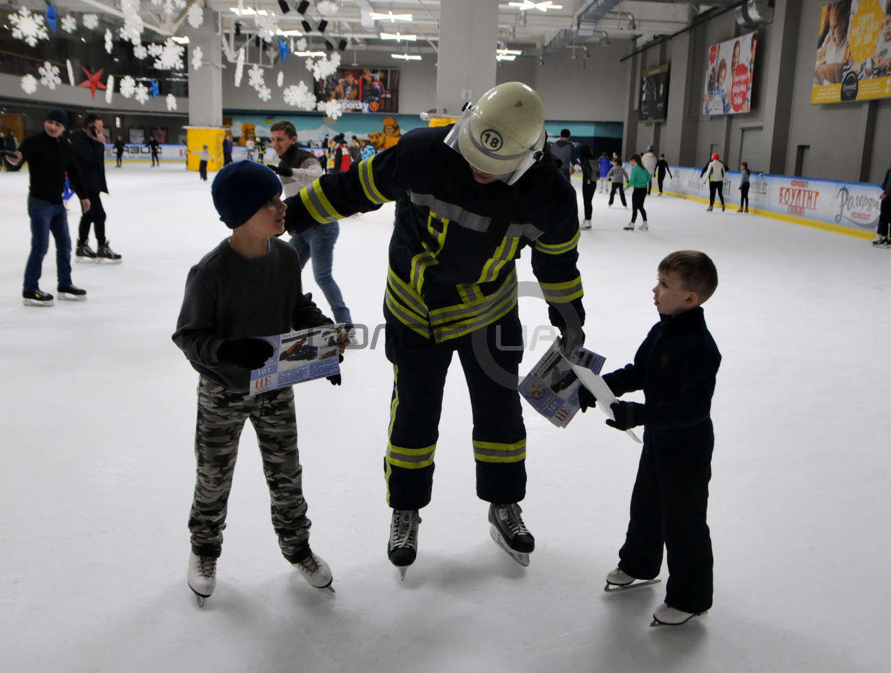 Спасатели на коньках разъясняли жителям Киева как правильно вести себя на льду