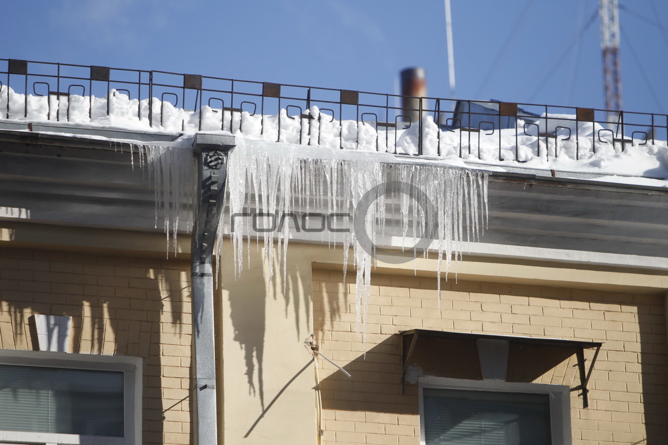 Киевлян предупредили о падении сосулек и снега с крыш