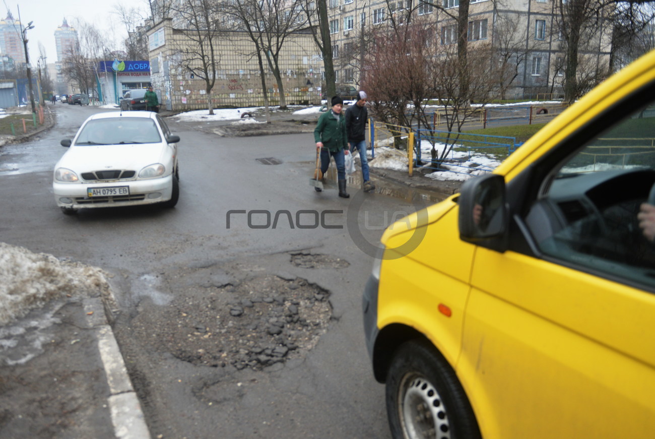 Разбитые дворы и горы мусора&#8230; или Как киевские власти облагораживают Киев