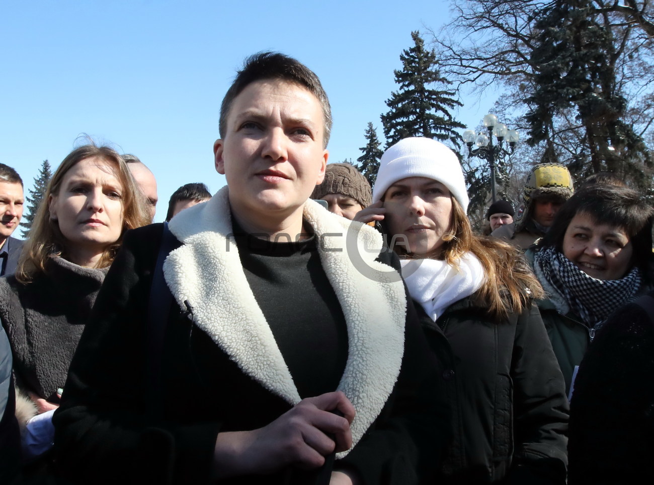 Возле ВР собрались сторонники и противники Савченко
