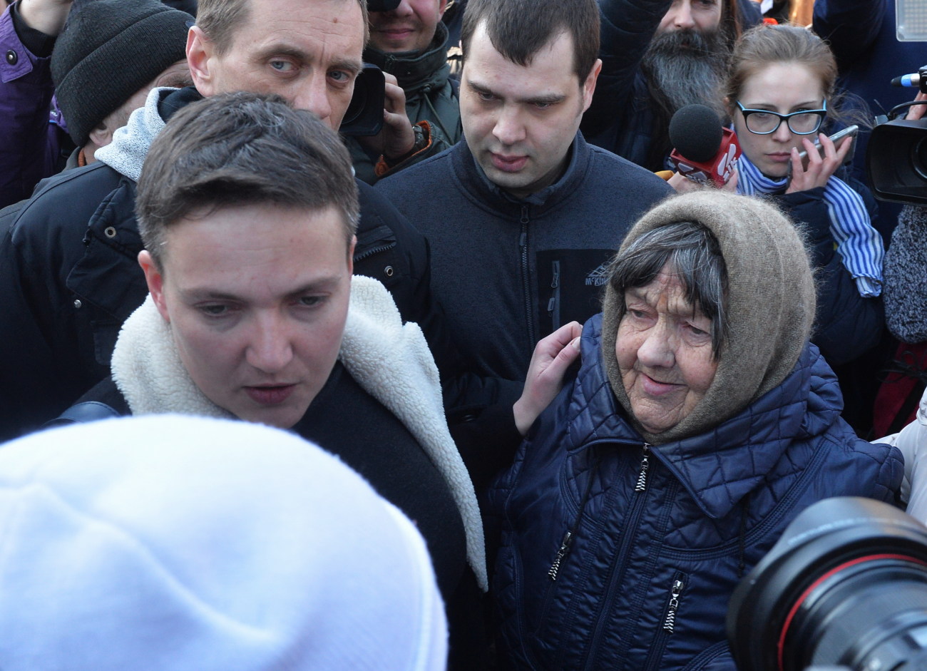 Возле ВР собрались сторонники и противники Савченко