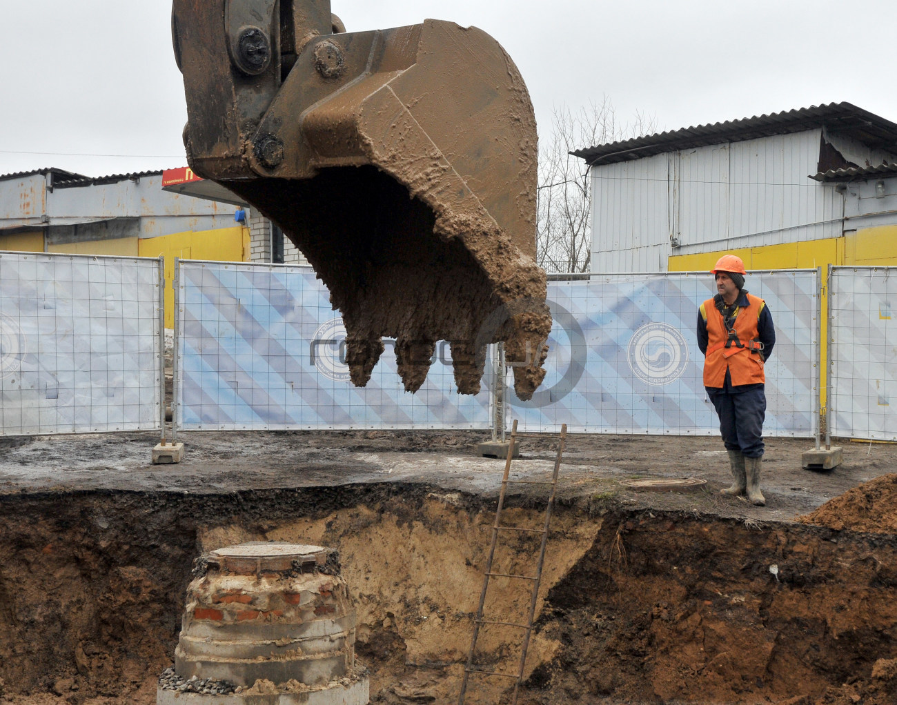 В Харькове, из-за обвала грунта, в яму глубиной несколько метров провалился автомобиль