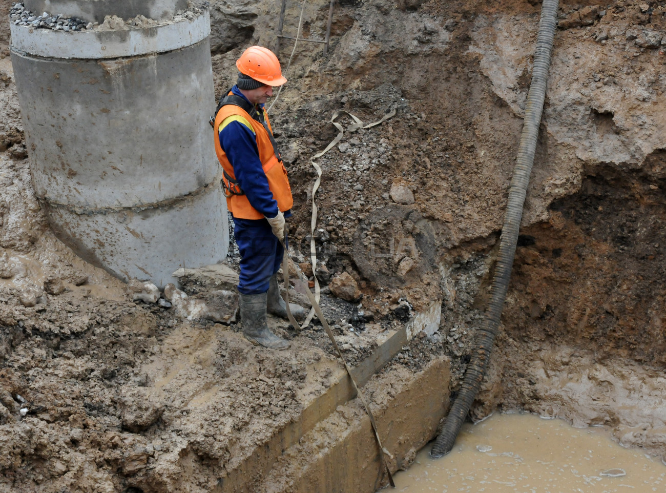 В Харькове, из-за обвала грунта, в яму глубиной несколько метров провалился автомобиль