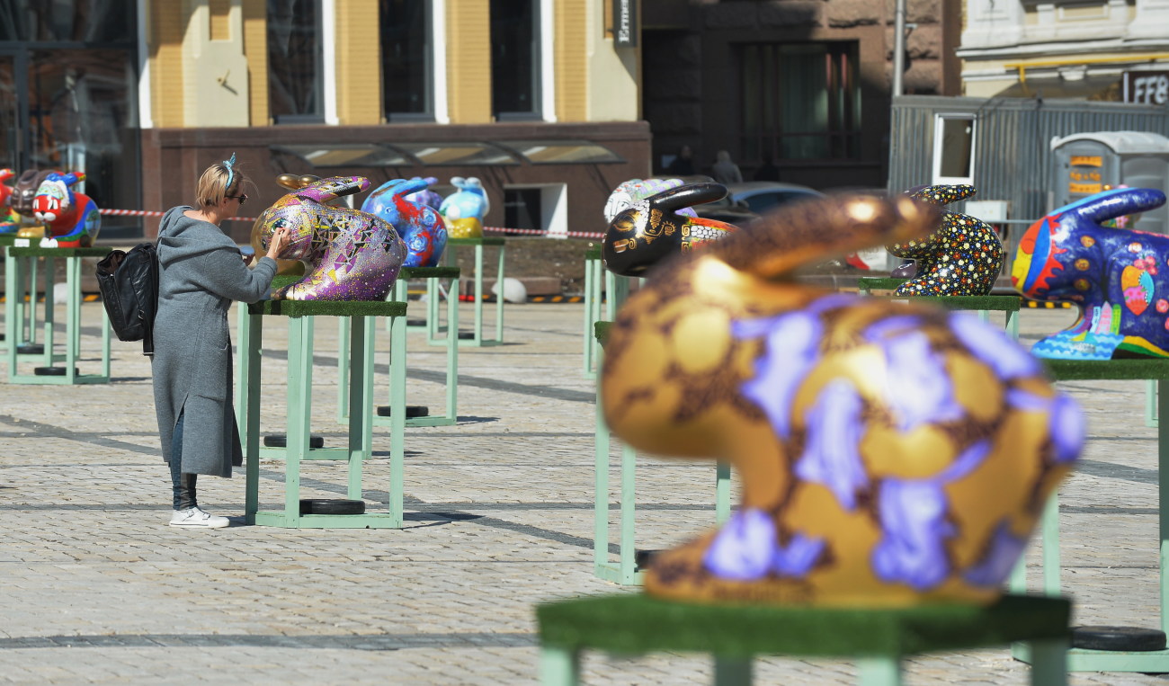 Пасхальную выставку в центре Киева пополнили зайцы