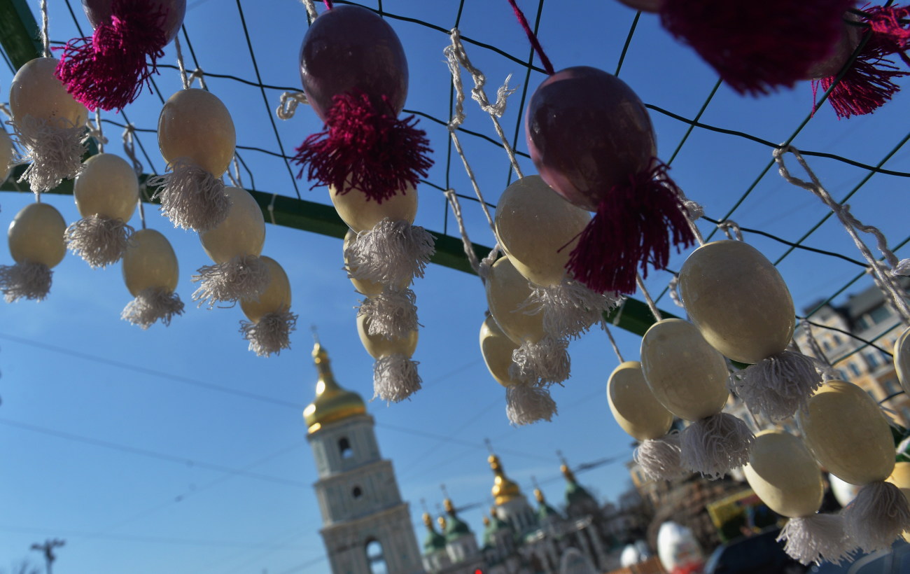Пасхальную выставку в центре Киева пополнили зайцы