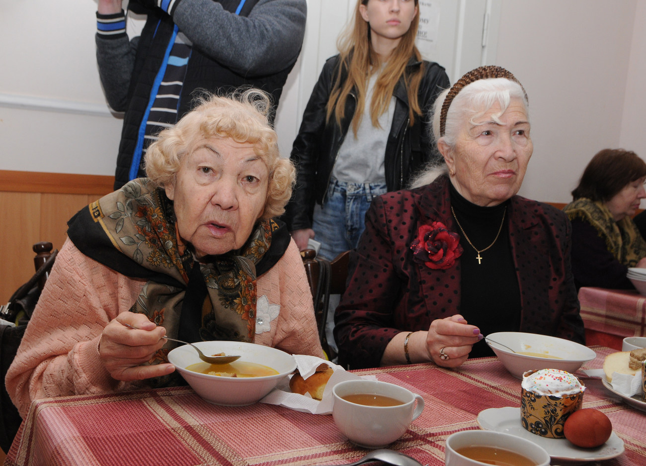 В Киеве для бездомных устроили пасхальный обед