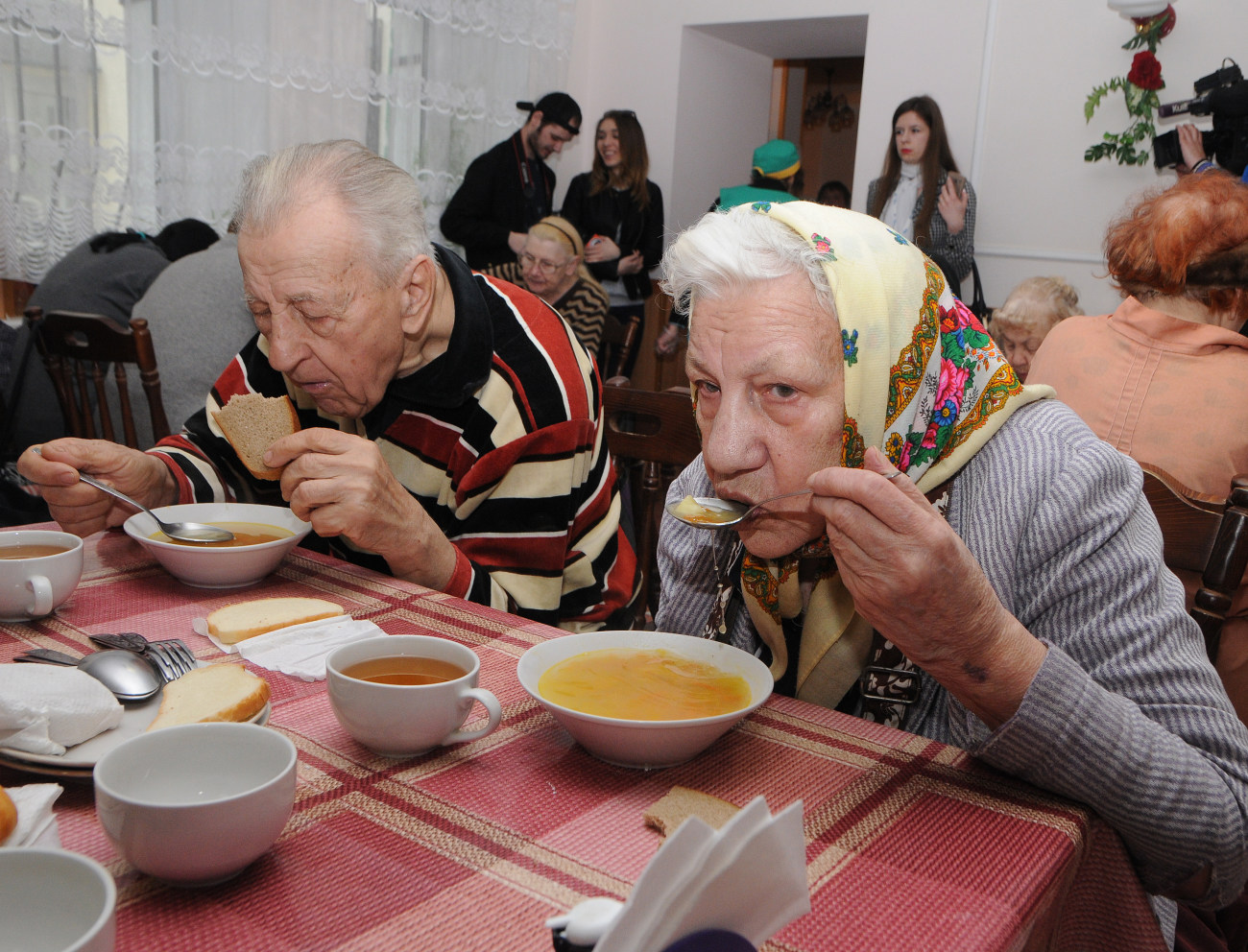 В Киеве для бездомных устроили пасхальный обед