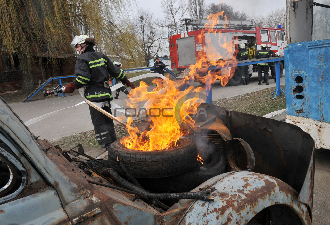 В Харькове преподаватели и студенты учились тушить пожары