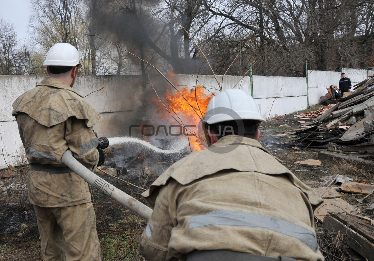В Харькове преподаватели и студенты учились тушить пожары